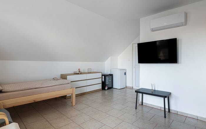 Samostatný pokoj s koupelnou a balkónem