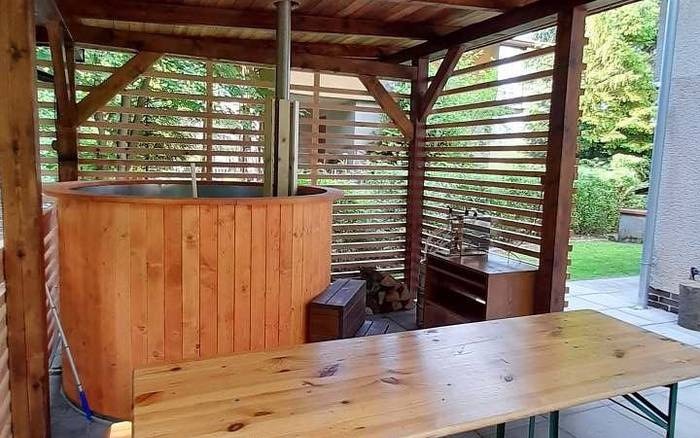 Koupací sud, venkovní posezení, pergola a gril