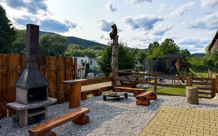 Zrubová rozprávka nad rybníkom