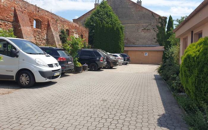 Parkoviště č.1-za penzionem