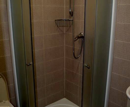 Dvoulůžkový pokoj s koupelnou a společnou kuchyňkou