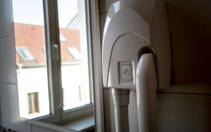Dvoulůžkový pokoj s manželskou postelí - koupelna sdílená