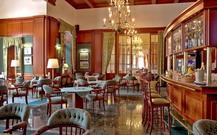 Lobby bar