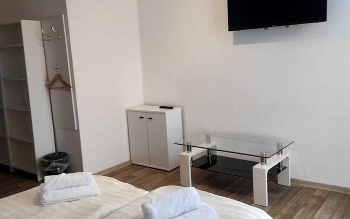 Dvoulůžkový pokoj bez přistýlky - bílá budova