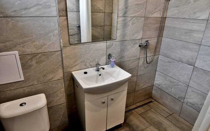 Izba č. 7 päťlôžková bez kuchynky a s terasou na prízemí