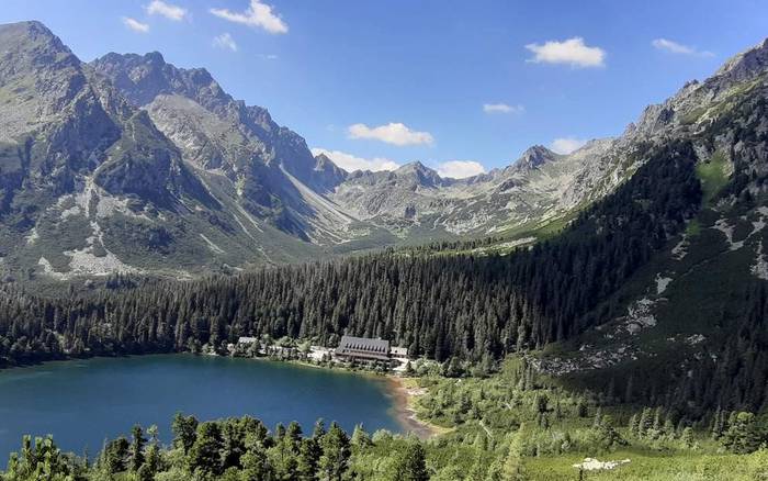 výhľad na Popradské pleso cestou na Ostrvu