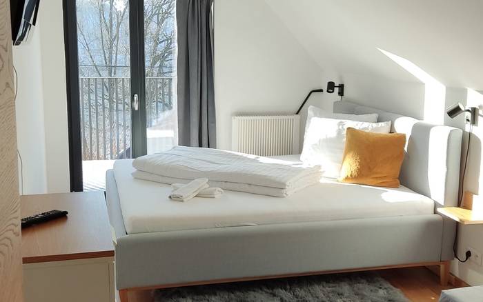 Pravá izba s manželskou posteľou + možnosť prísteľky 