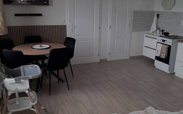 Obývací priestor s kuchynským kútom