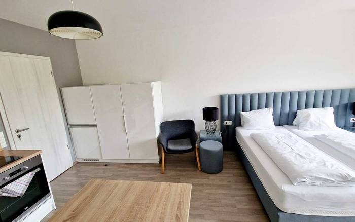 Studio 1+kk a balkonem s manželskou postelí