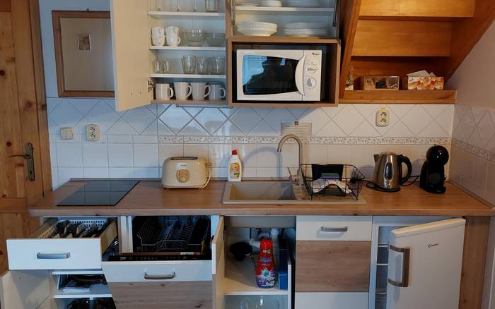 Nový kuchynská linka s vybavením