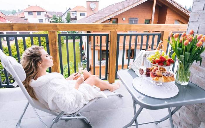Posedenie na balkóne