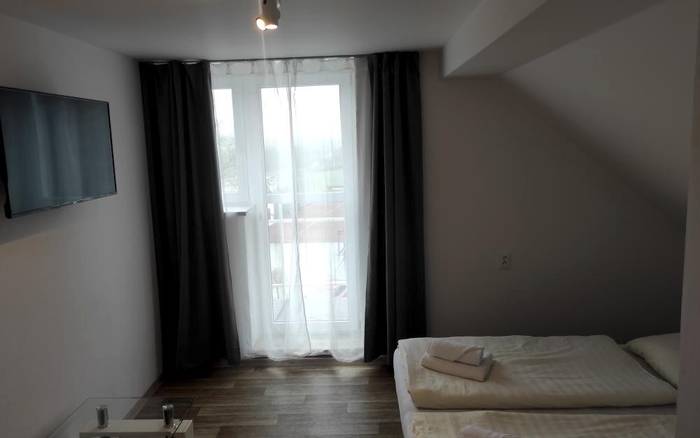 Dvoulůžkový pokoj bez přistýlky - bílá budova