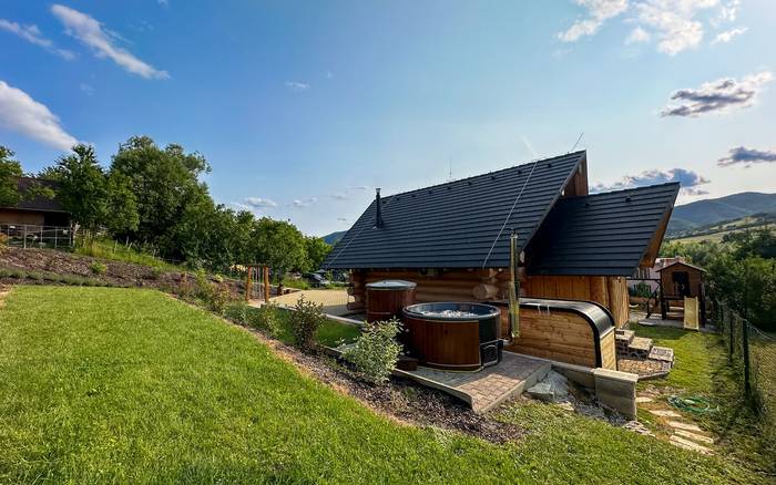 Zrubová rozprávka nad rybníkom