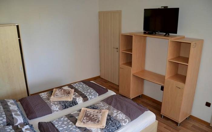 Dvoulůžkový pokoj s koupelnou a společnou kuchyňkou