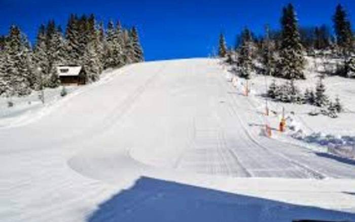 SKI Monková dolina, perfektná lyžovačka, výborné služby a majiteľ. Vzdialené 300 m od chaty. V lyžiach na zjazdovku...