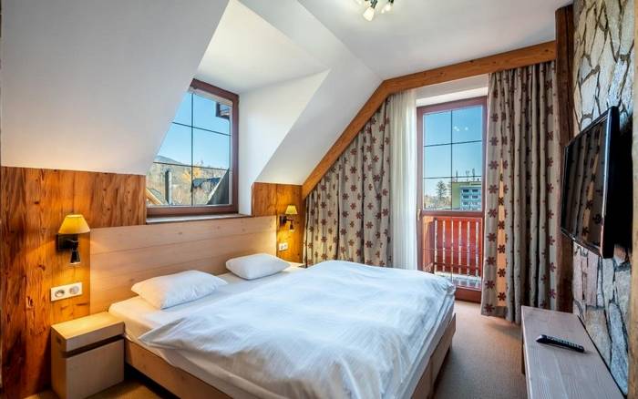 Apartmán s 1 spálňou v hlavnej budove hotela - čiastočný Výhľad na Tatry