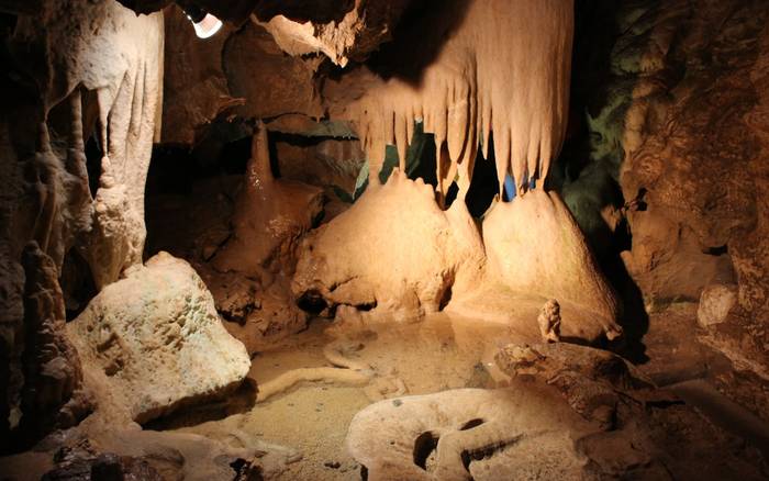 Jeskyně na pomezí