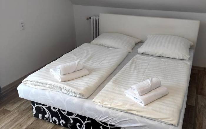 Dvoulůžkový pokoj bez přistýlky - bílá budova