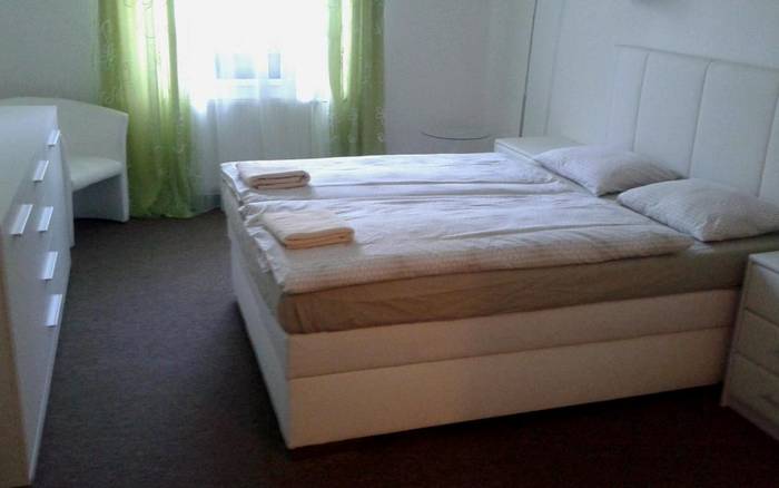 Dvoulůžkový pokoj s manželskou postelí nebo oddělenými postelemi a vlastní koupelnou