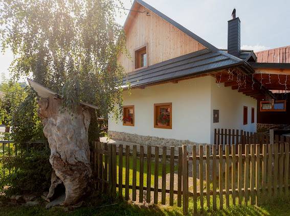 Хатина біля струмка Зазріва