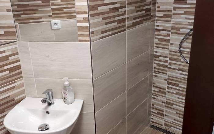 Dvoulůžkový pokoj bez přistýlky - bílá budova