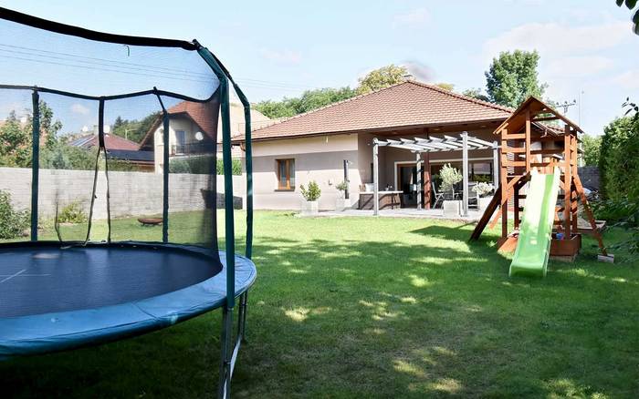 Trampolína na zahradě