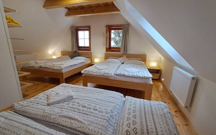 Spálňa s 2 manželskými posteľami a jedným jednolôžkom rozložiteľľným na dvojlôžko