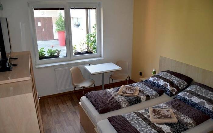 Dvoulůžkový pokoj s koupelnou a společnou kuchyňkou