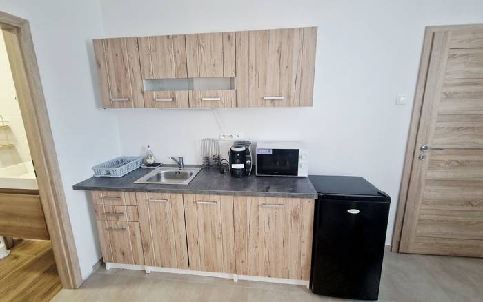 Dvojlôžkový apartmán s vlastnou kuchynkou, terasou alebo balkónom a možnosťou až 2 prístelok