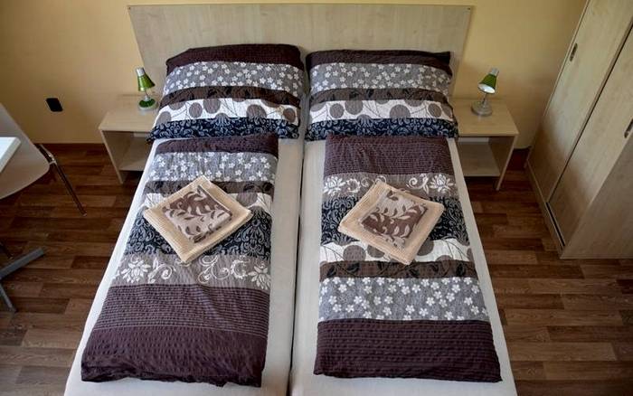 Dvoulůžkový pokoj s koupelnou a společnou kuchyňkou