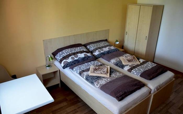 Dvoulůžkový pokoj s koupelnou a společnou kuchyňkou