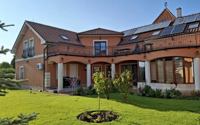 Pohľad zo záhrady na spoločný balkón