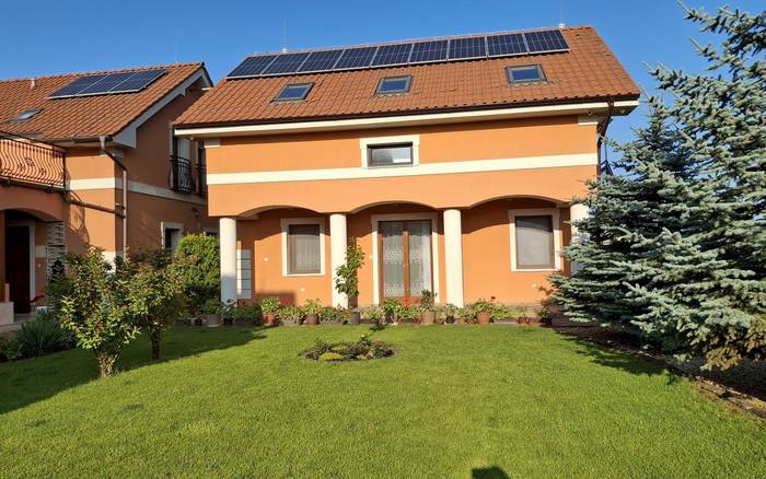 Pohľad na vonkajšiu budovu z balkónau