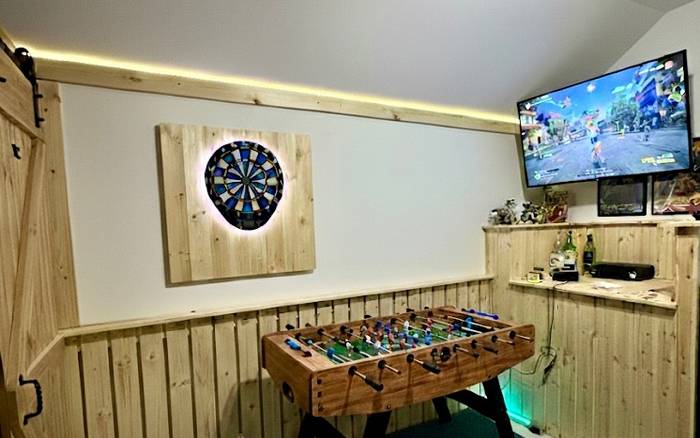 Herňa - Šípky, Stolný futbal, Smart TV, Playstation