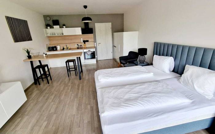 Studio 1+kk a balkonem s manželskou postelí
