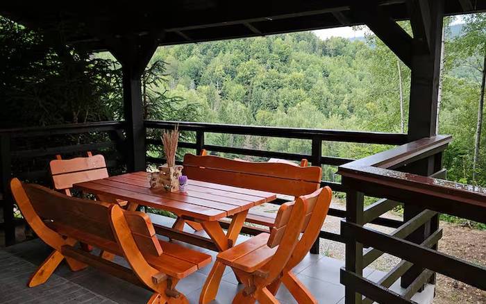 vonkajšie sedenie pred chatou