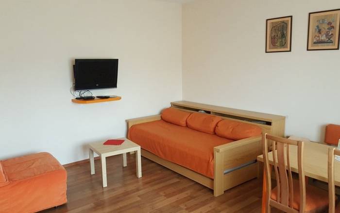 Dvojizbový apartmán pohľad na rozkldaciu posteľ a prístelku vľavo.