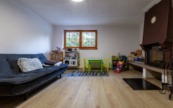 Obývacia miestnosť s detským kútikom