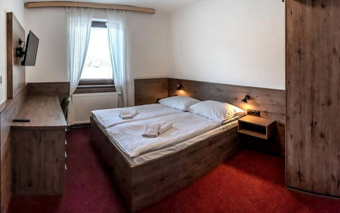 Postel nebo postele v pokoji