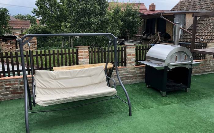 Záhradní houpačka a gril