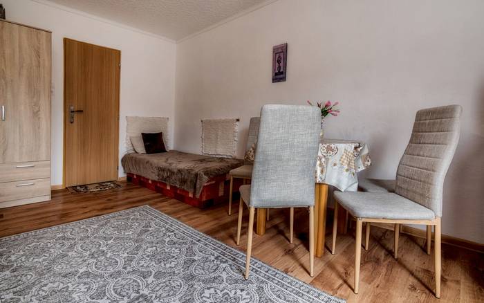 Trojlôžková izba so sociálnym zariadením v izbe