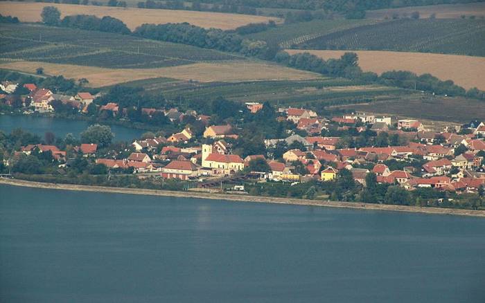 Vydejte se spolu s námi za dobrým vínem i koupáním do Strachotína