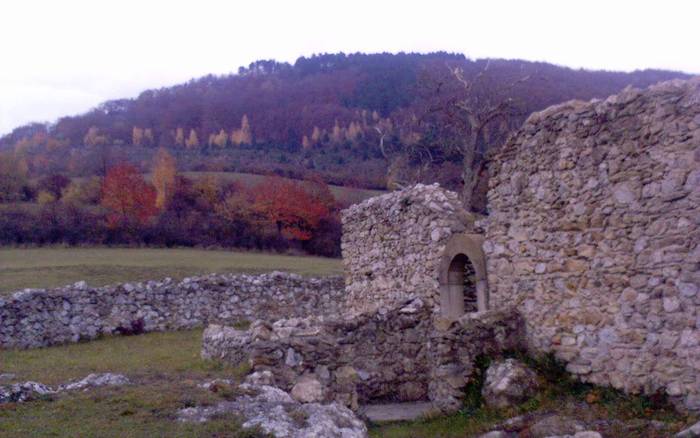Zrúcaniny stredovekého opevneného kostola v Lúčke