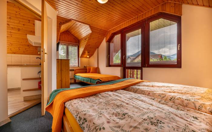 APN - apartmán pre 5 osôb , s balkónom, izba 2