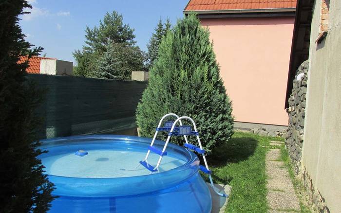Chata Lucie pod Řípem - v letních měsících na vás čeká bazén