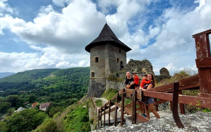 Hrad Šomoška sa nachádza neďaleko obce Šiatorská Bukovinka, priamo na hraniciach s Maďarskom