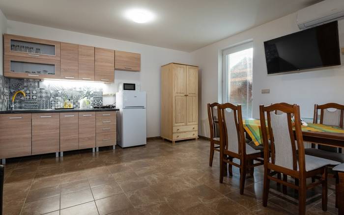 Apartmán pri bazéne s terasou a súkromným vchodom