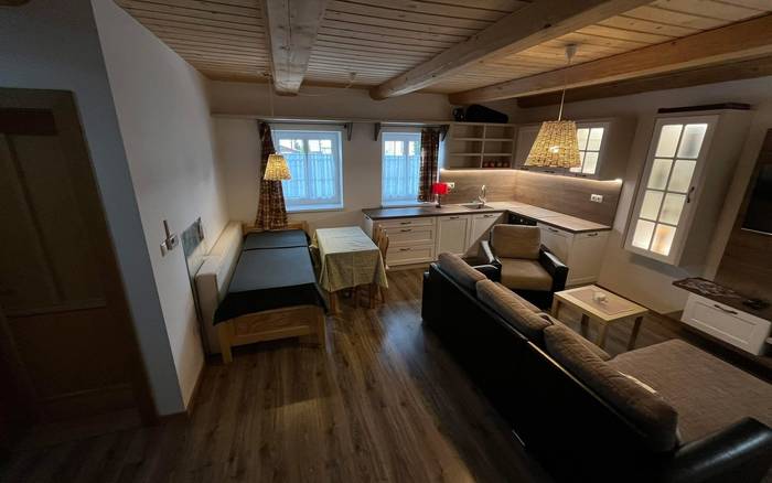 Obývačka spojená s kuchyňou v súkromnom apartmáne