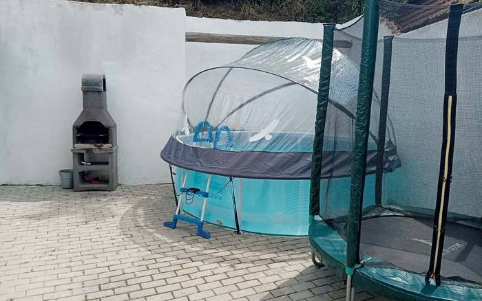 Gril, bazén a trampolína