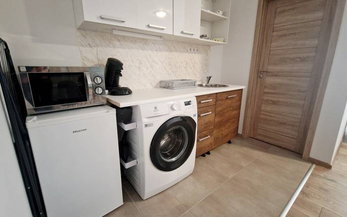 Dvojlôžkový apartmán s vlastnou kuchynkou, terasou alebo balkónom a možnosťou až 2 prístelok